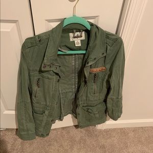 Olive green daytrip jacket 💚